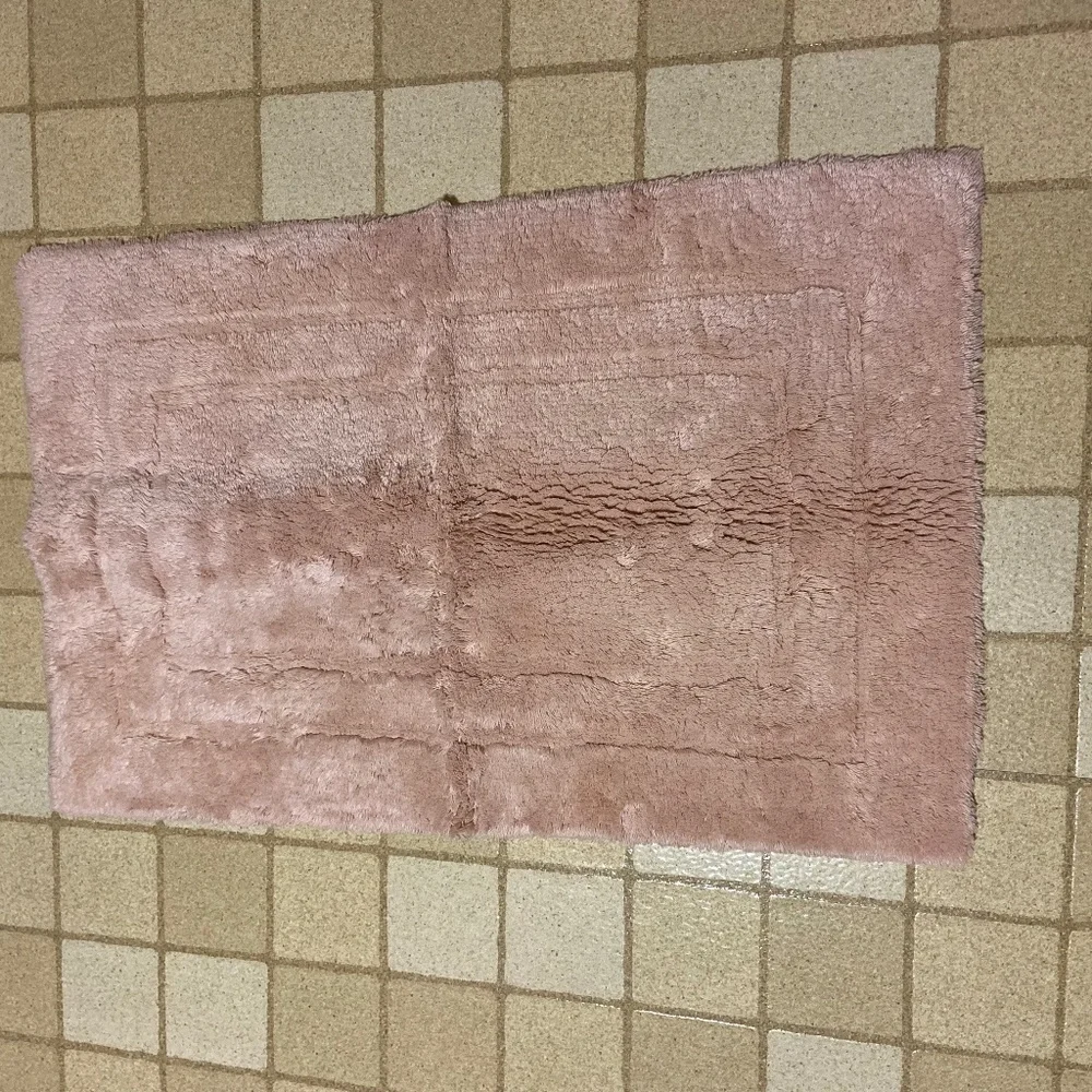 Bloomingdale’s Pink 100% Cotton Bath Rug; 22” x 34”; Very Soft; NWT